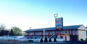 A motel with a sign advertising low rates, free internet, and breakfast. - Ephrata Inn Motel (Ephrata)