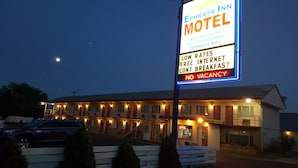 A motel with a sign advertising low rates, free internet, and breakfast. - Ephrata Inn Motel (Ephrata)