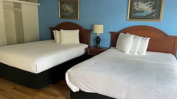 Camera doppia, 2 letti queen | Una scrivania, Wi-Fi gratuito, lenzuola
