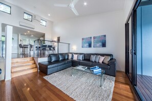 Flat-screen TV, DVD player - Panorama 11 (Whitsundays)