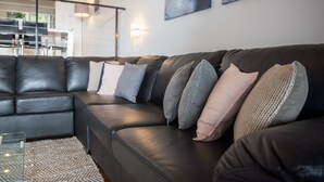 Flatscreentelevisie en een dvd-speler