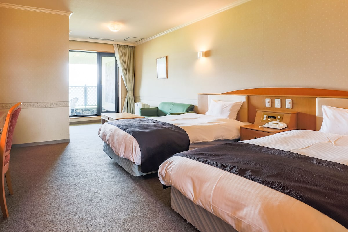 Kahden hengen premier-huone (kaksi sänkyä), 2 yhden hengen sänkyä, oma kylpyhuone, vuoristonäköala | 2 makuuhuonetta, ylelliset vuodevaatteet, tallelokero huoneessa