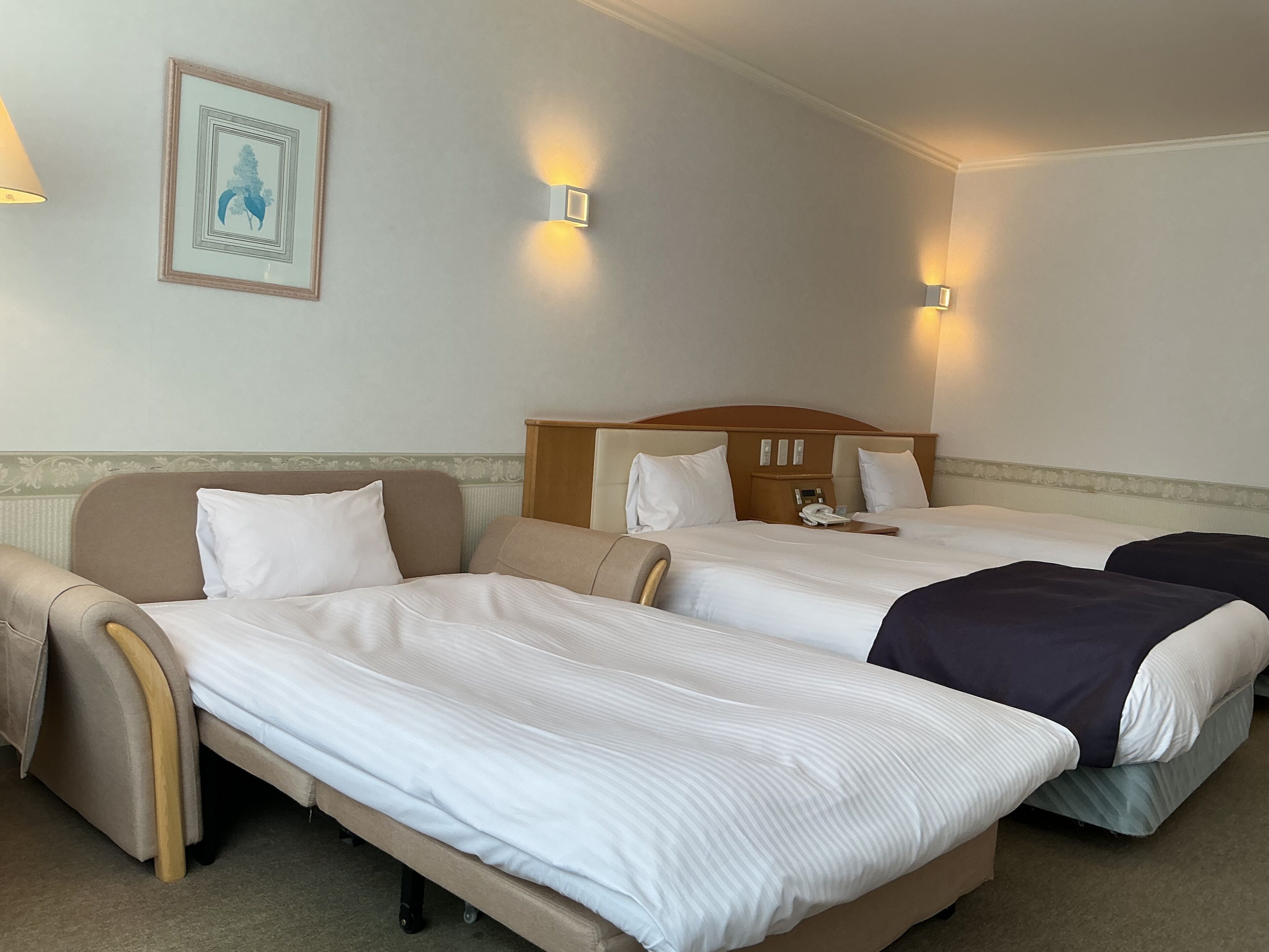 Triple Room, Mountain View | Peralatan tempat tidur premium, peti besi dalam bilik, meja 