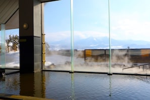 Vista de un área de aguas termales con un respiradero de vapor y una partición de vidrio.