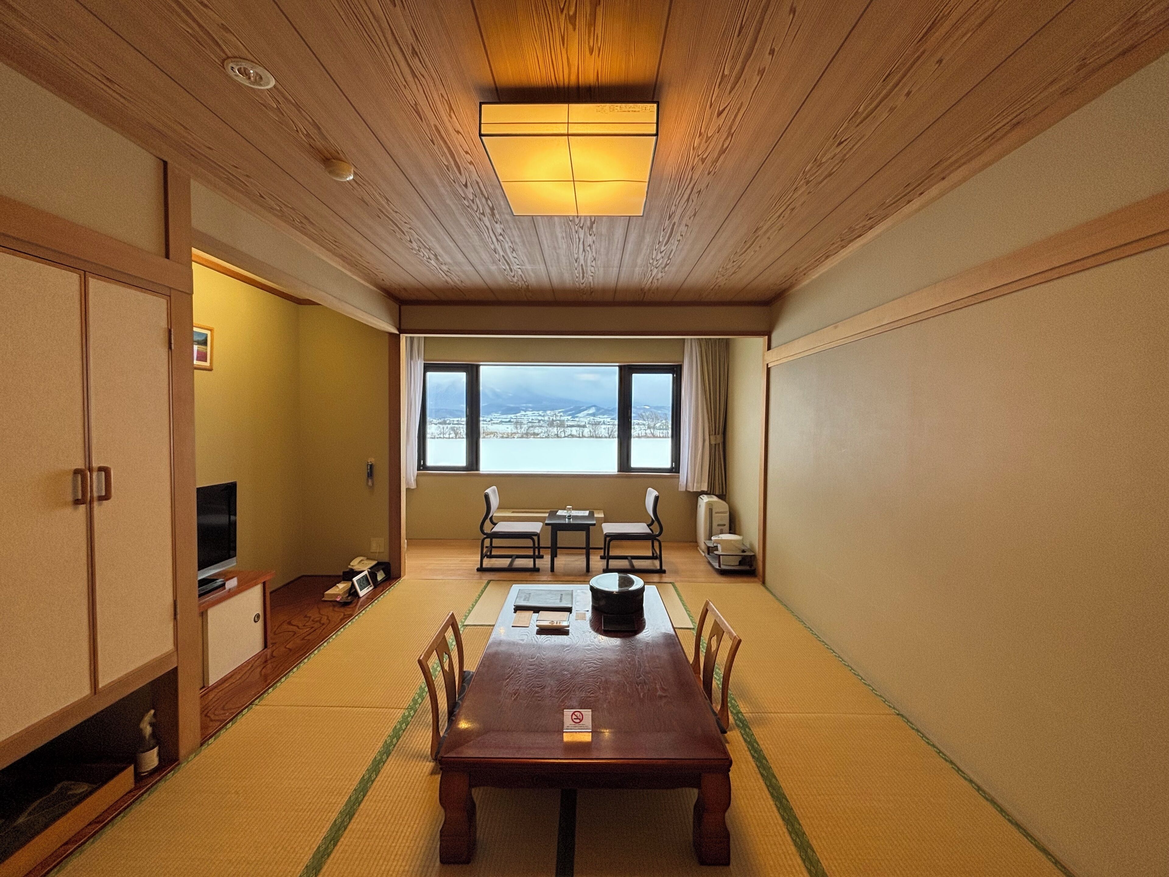 ファミリー 4 人部屋 マウンテンビュー | 高級寝具、セーフティボックス (室内)、デスク、WiFi (無料)