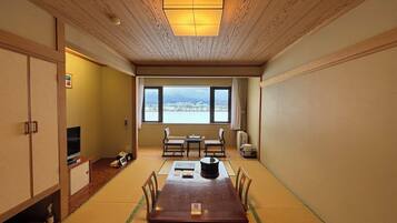 Quarto quádruplo família, vista para a montanha | Roupas de cama premium, cofres nos quartos, escrivaninha