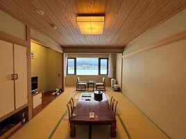 Ropa de cama de alta calidad y caja de seguridad en la habitación 