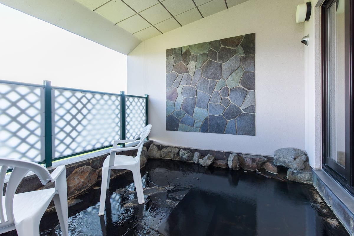 premier twin room, 2 single beds, private bathroom, mountain view | premium bedding, in-room safe, desk, free wifi