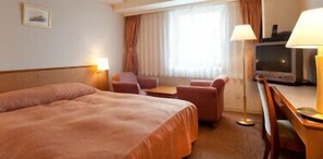 Escritorio, wifi gratis y ropa de cama