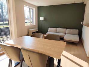 Apartamento básico, 2 quartos | Individualmente decorados, individualmente mobiliados, Wi-Fi de cortesia