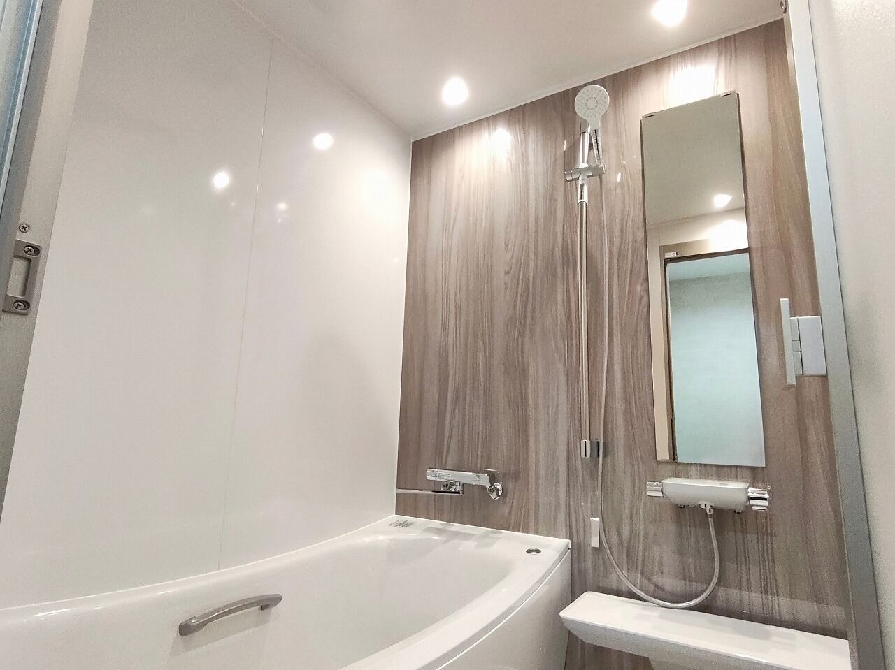 Combined shower/tub, hair dryer, slippers, towels