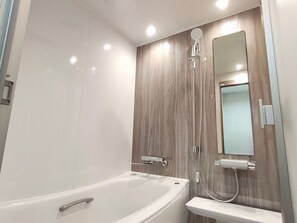 シャワー付き浴槽、ヘアドライヤー、スリッパ、タオル