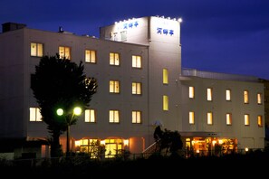 Front of property – evening/night - Hotel Kahantei (Hakodate)