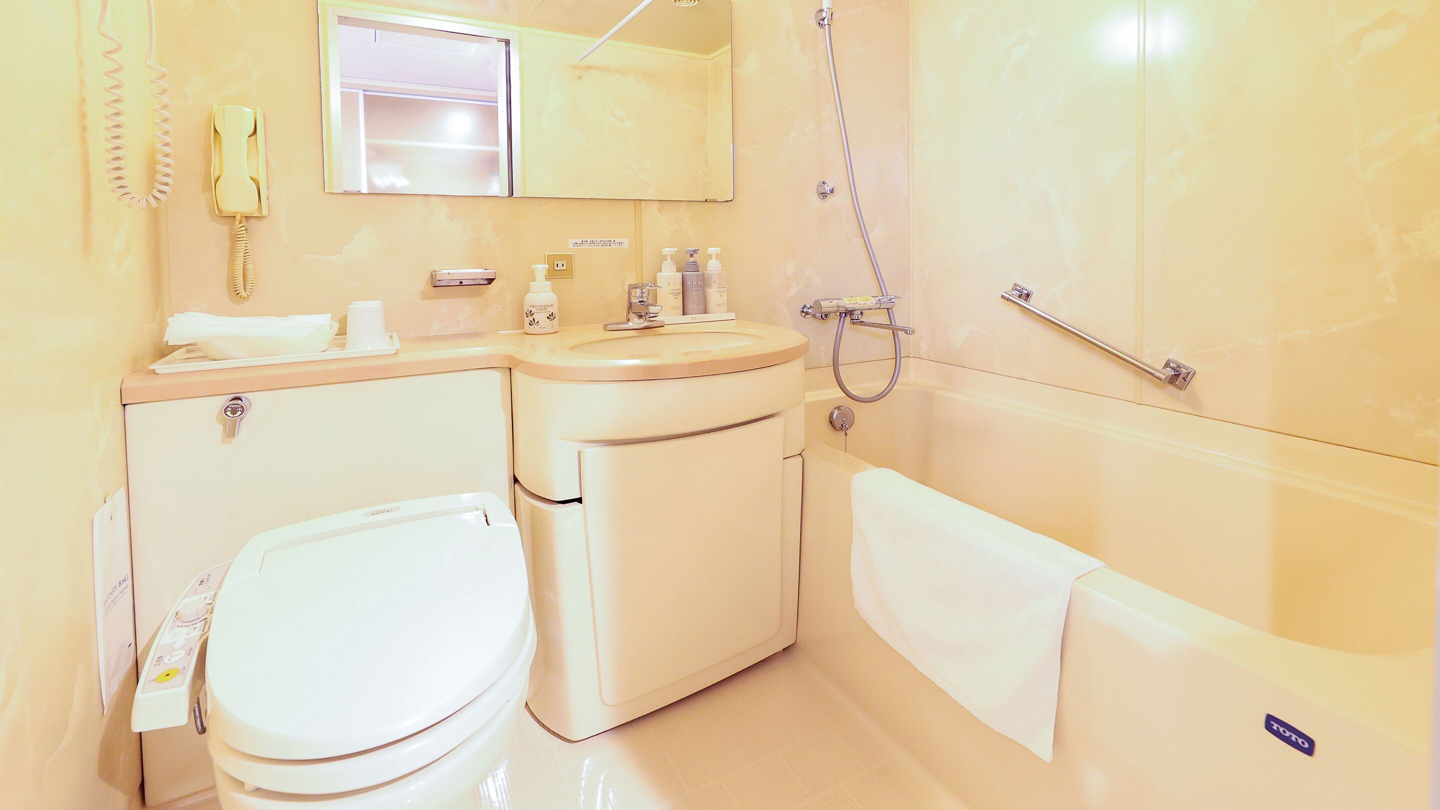 combined shower/bathtub, deep-soaking bathtub, free toiletries