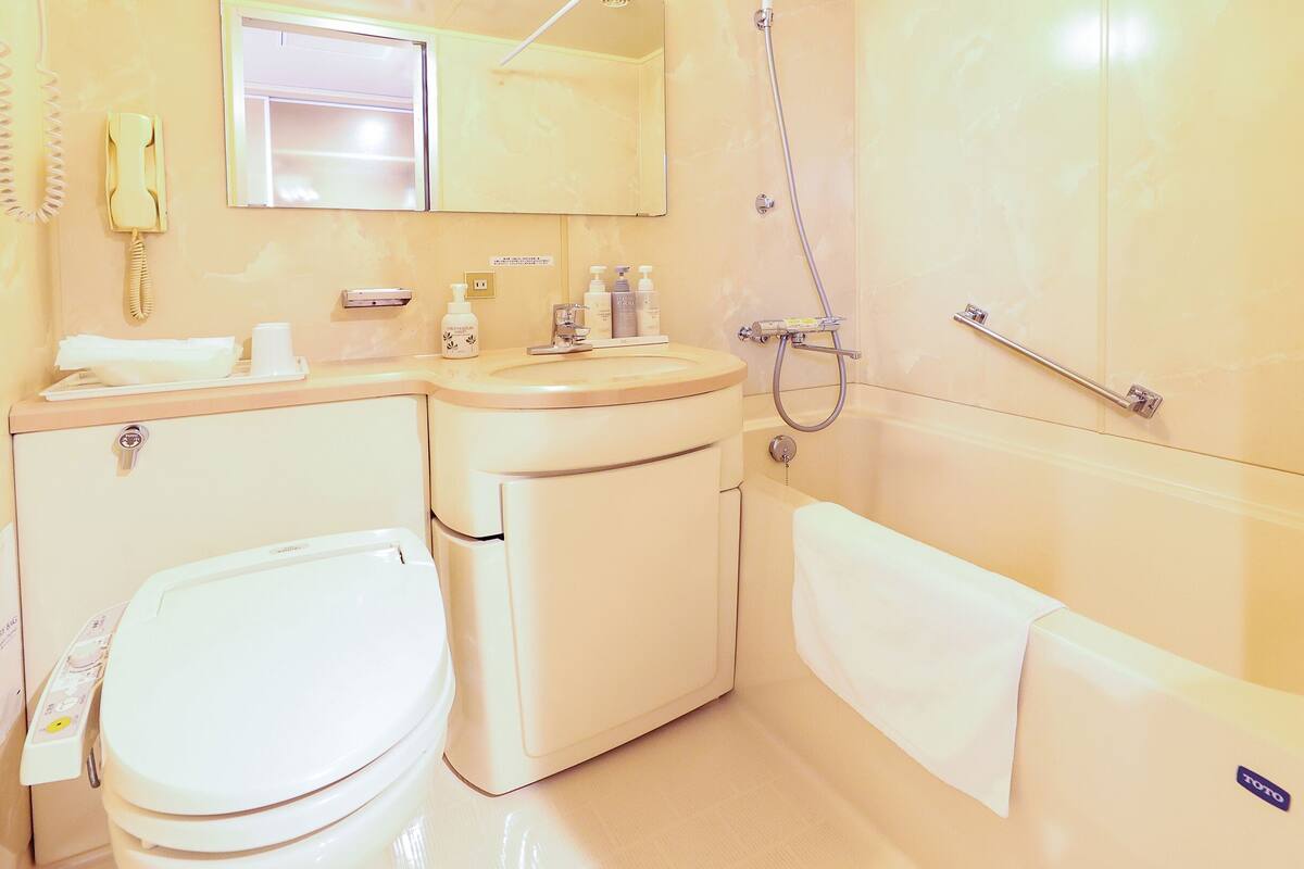 combined shower/bathtub, deep-soaking bathtub, free toiletries