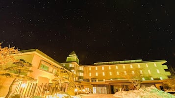 Un hotel con diseño arquitectónico moderno, con varios pisos y una torre destacada.