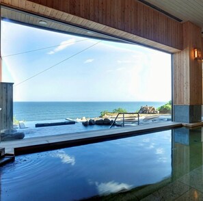 A modern indoor pool with a view of the ocean. - Kokoronoresort Uminobetti Furukawa (Shiraoi)