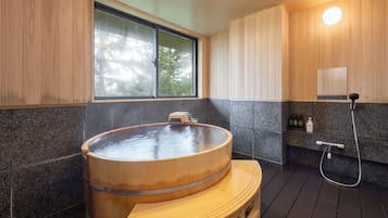 Suite, no fumadores (with private Onsen) | Baño | Ducha y bañera combinadas y artículos de higiene personal gratuitos