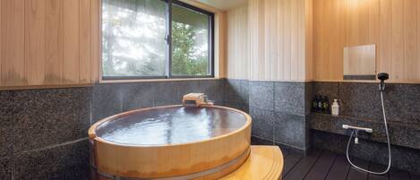 Suite, Bebas Asap Rokok (with private Onsen) | Kamar mandi | Kombinasi shower/bathtub dan perlengkapan mandi gratis