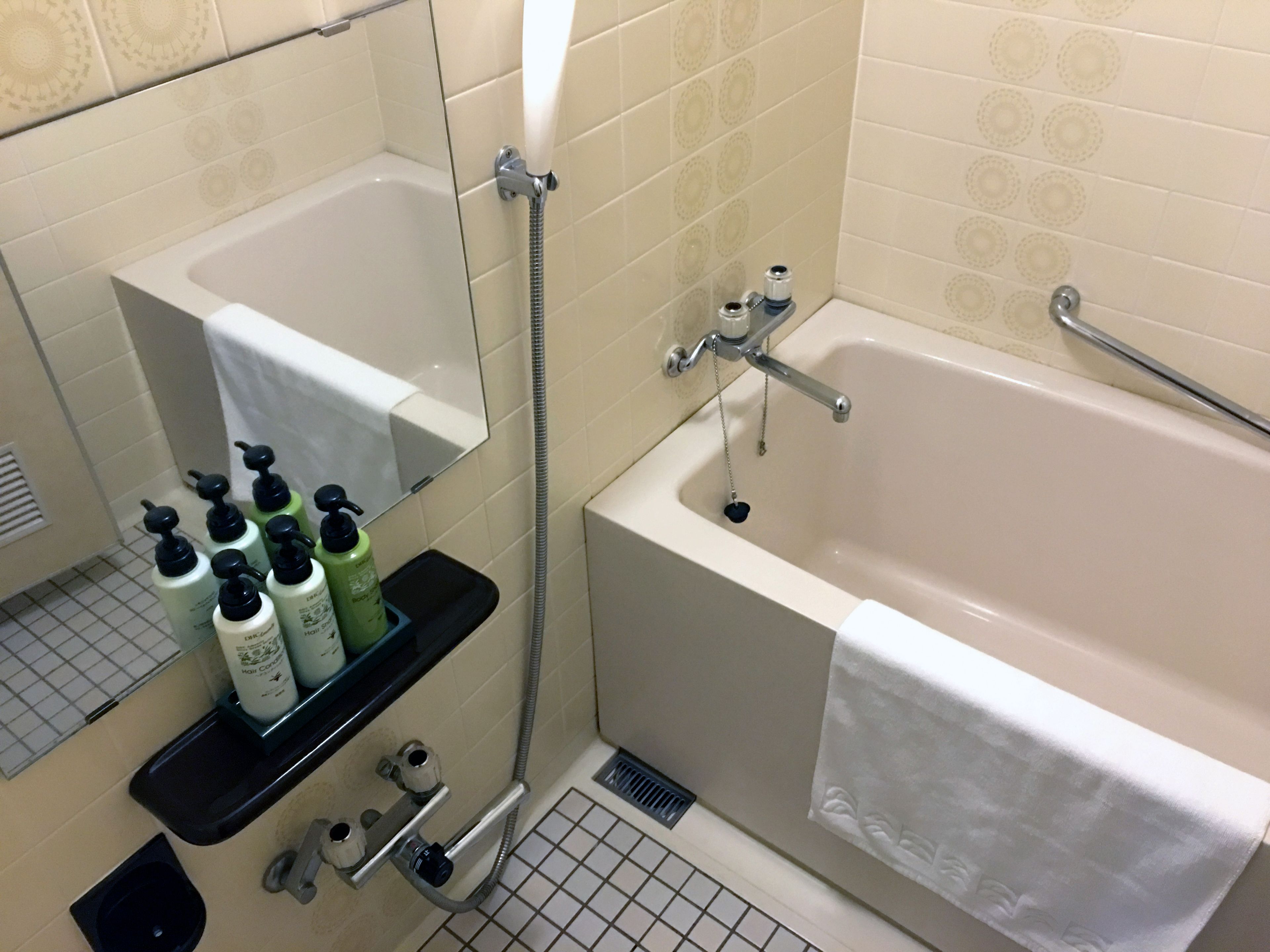 combined shower/bathtub, free toiletries, hair dryer, slippers