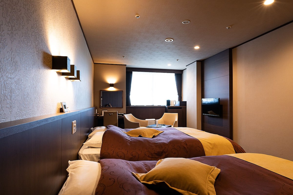 superior twin room, non smoking | bathroom | combined shower/bathtub, free toiletries, hair dryer, slippers