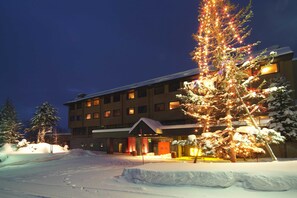 Voorkant accommodatie - avond/nacht