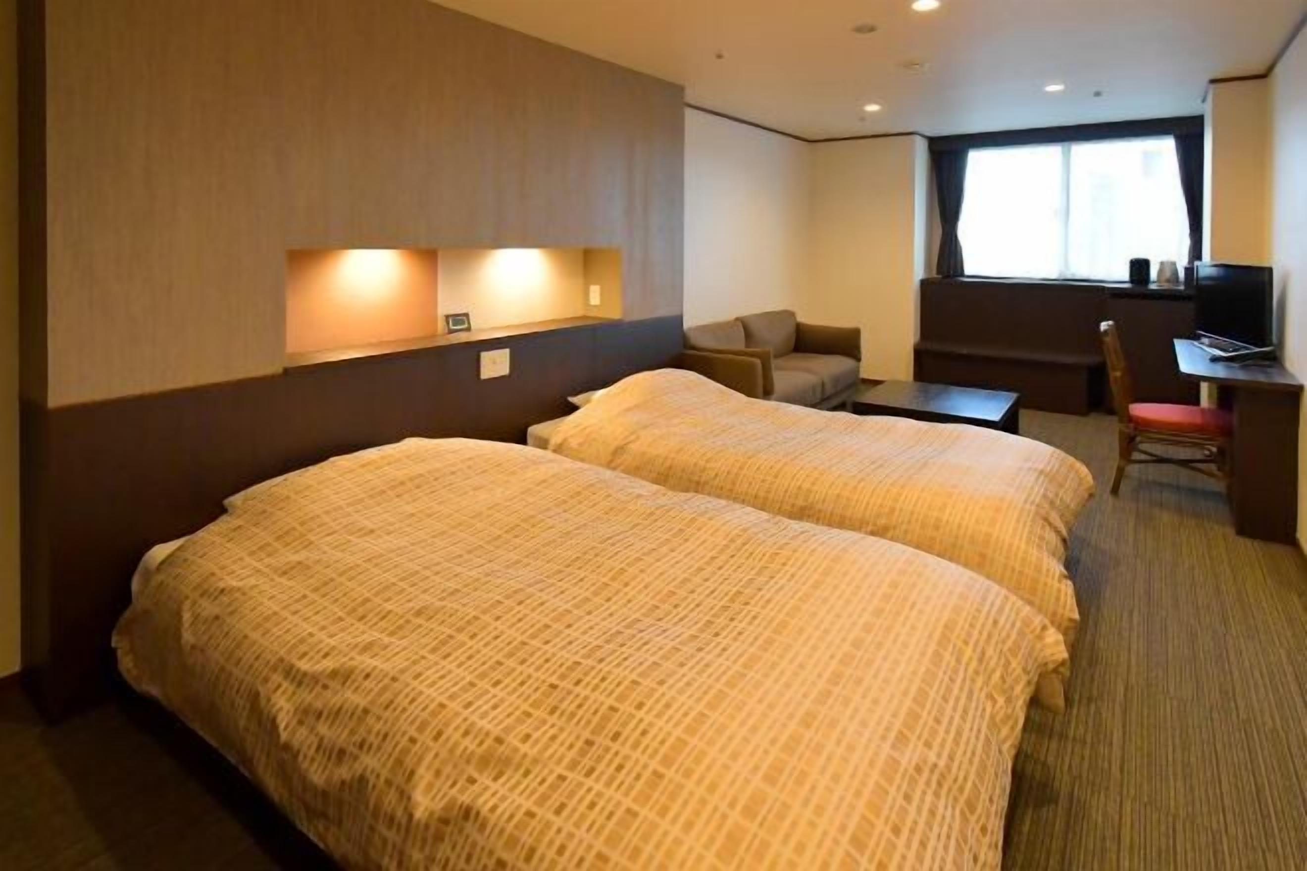 Donzen dekbedden, een kluis op de kamer, een strijkplank/strijkijzer