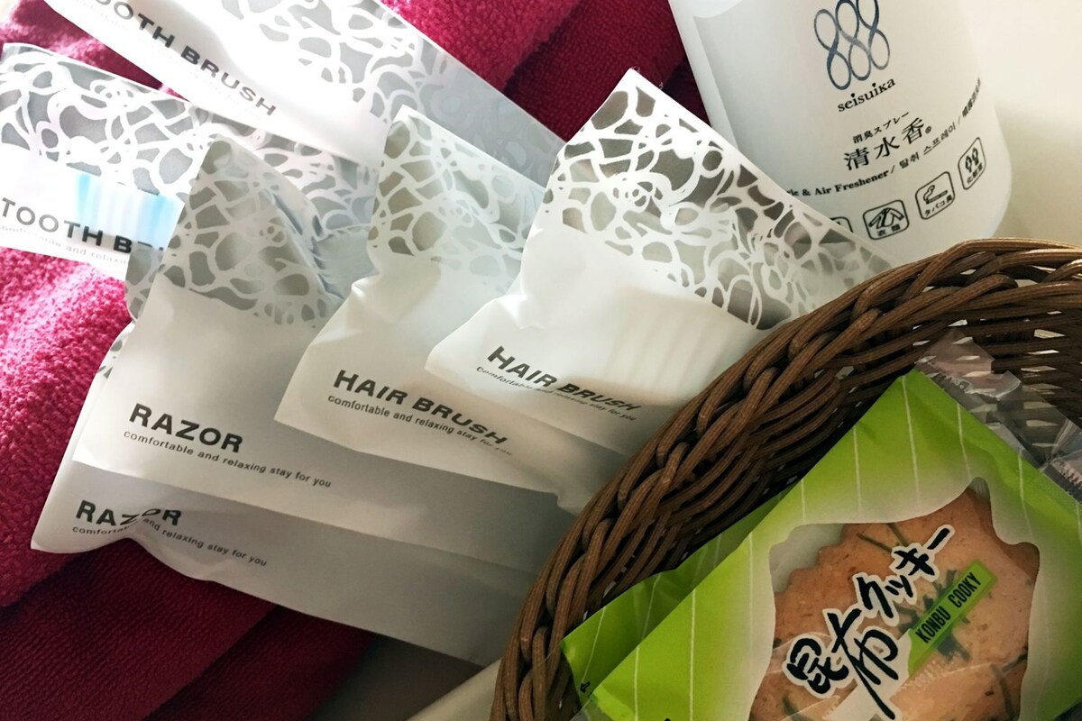 Bañera con ducha, artículos de tocador gratuitos, secador de pelo