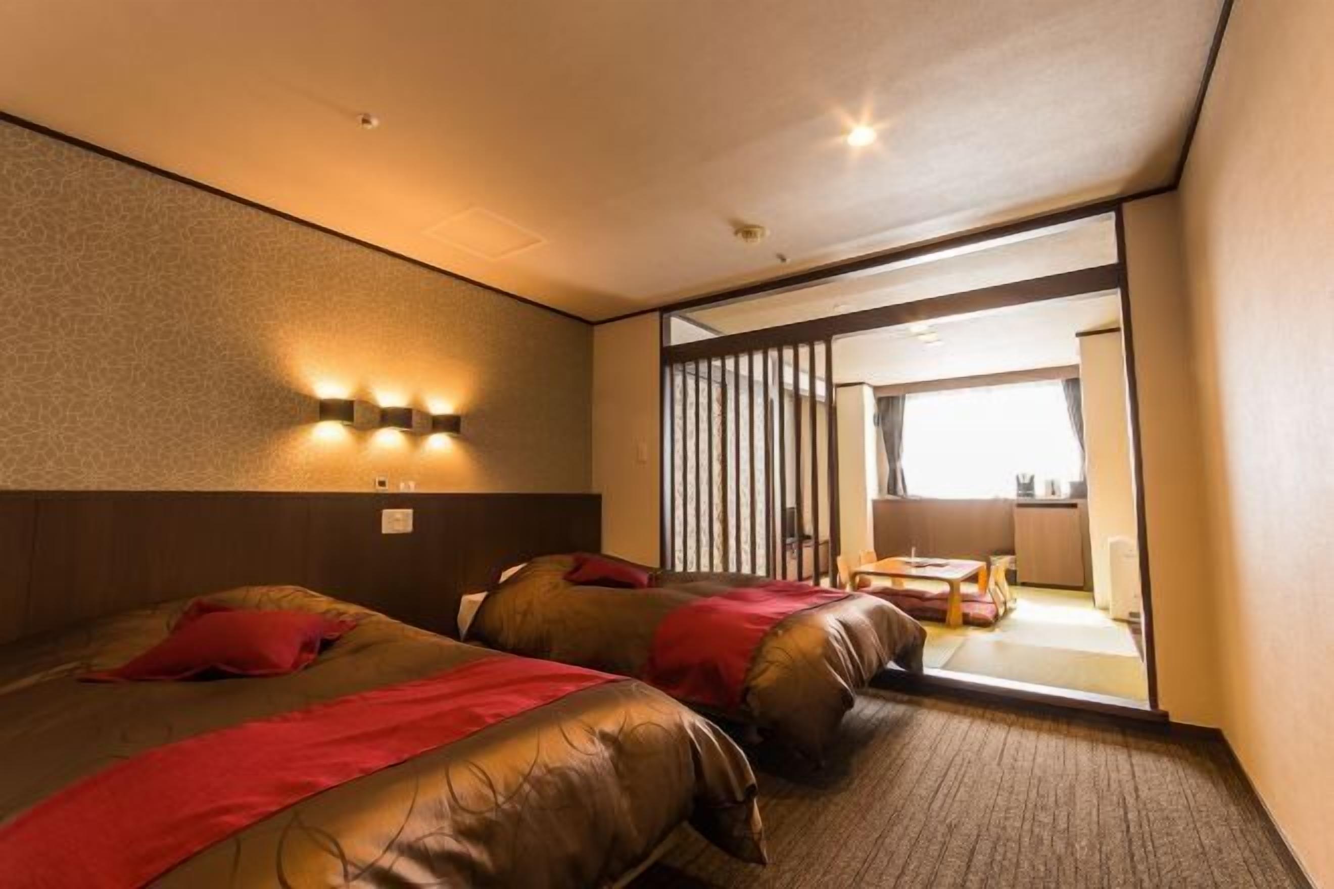 Donzen dekbedden, een kluis op de kamer, een strijkplank/strijkijzer