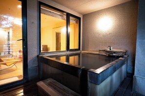 Kamer, niet-roken (Japanese and WesternPrivateOpenAirBat) | Badkamer | Een bad/douchecombinatie, gratis toiletartikelen, een haardroger