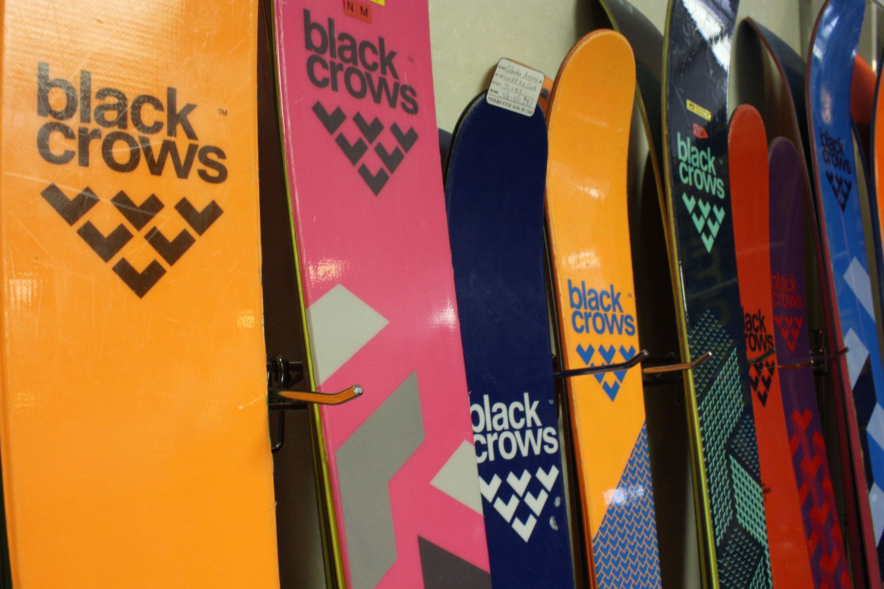 Et række ski, hvor mærket 'black crows' er synligt på siden.