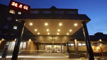 Voorkant accommodatie - avond/nacht