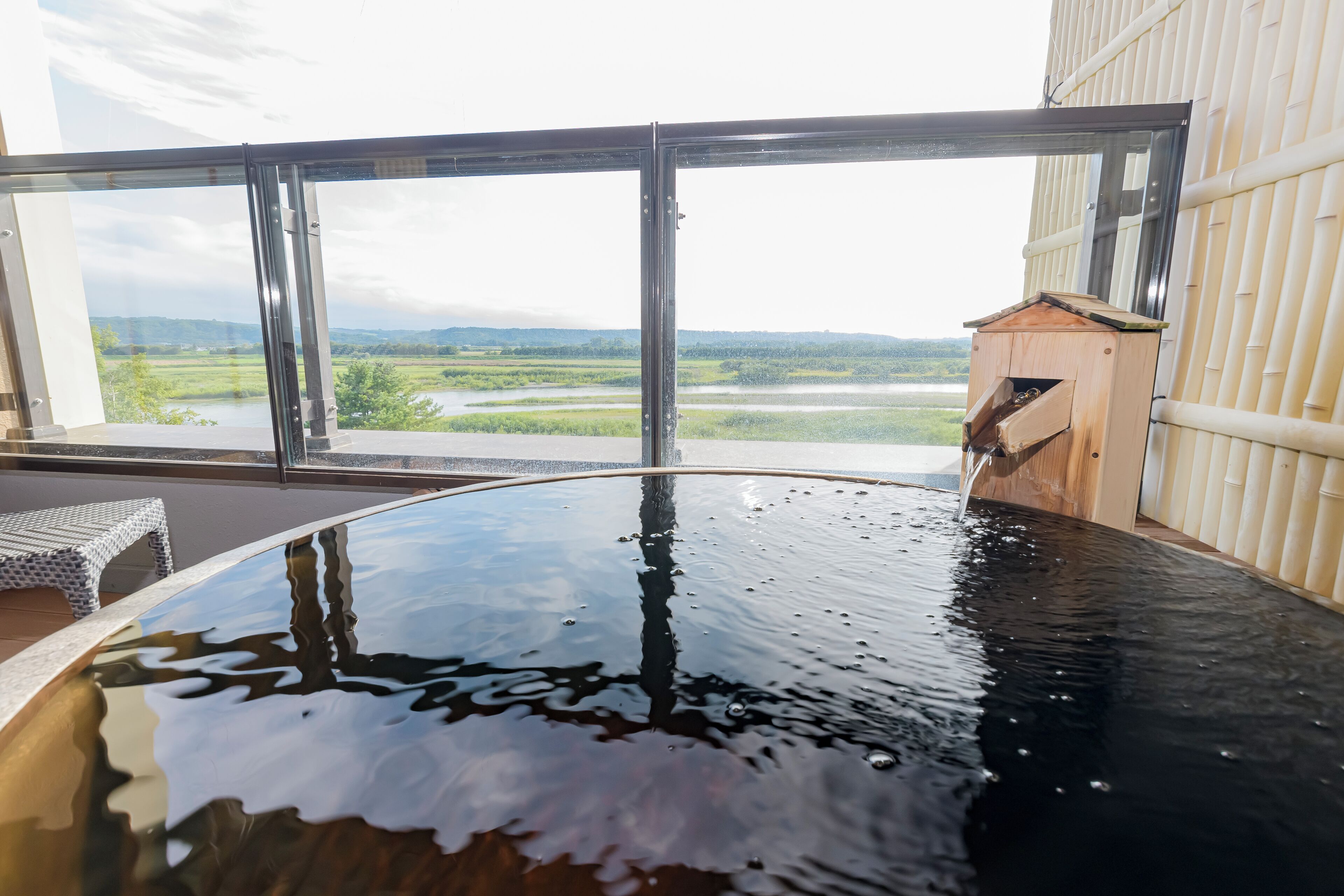 خزنة داخل الغرفة ومكواة/لوح كي وواي فاي مجانًا وملاءات أسرّة