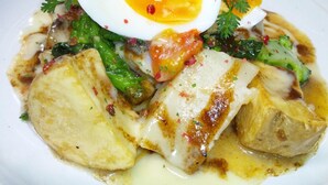 A plate of food with a boiled egg, tofu, and vegetables. - Pension Ing Tomamu (Shimukappu)