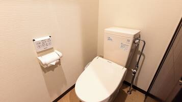 Produtos de toalete grátis, secador de cabelo, chinelos, bidê