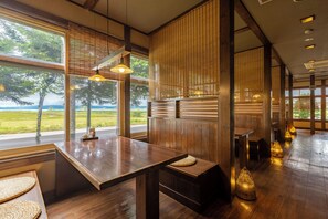 朝食、ランチ、ディナーに営業