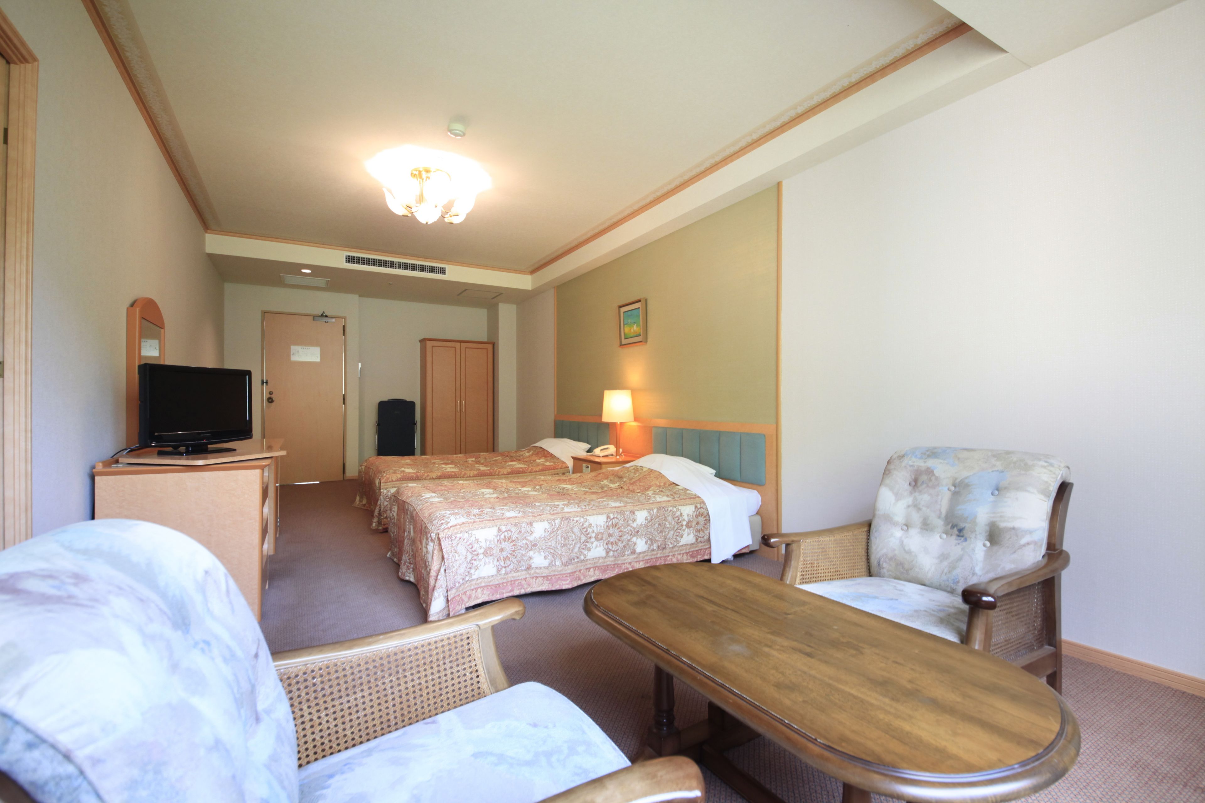 deluxe twin room, non smoking | 1 bedroom, in-room safe, desk, free wifi