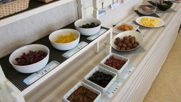 A buffet with various food items and labeled containers.