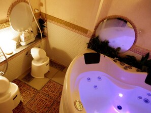 A bathroom with a bathtub, toilet, and sink. - Pension Yumekukan (Hakodate)