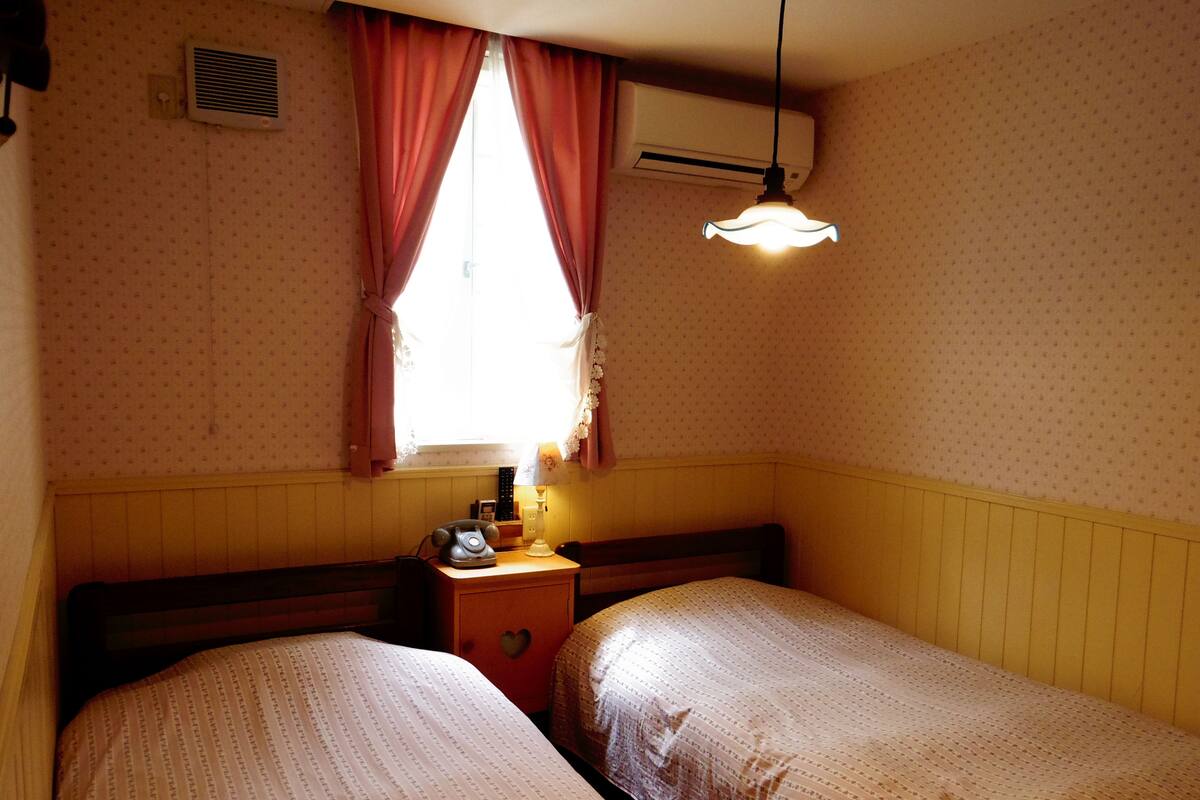 Twin Room, Private Bathroom | Desk, WiFi (free), bed sheets