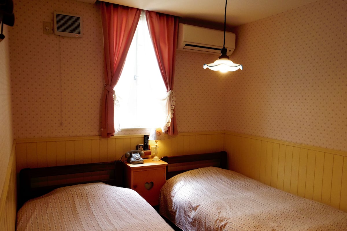 Twin kamer, privébadkamer | Een bureau, gratis wifi, beddengoed