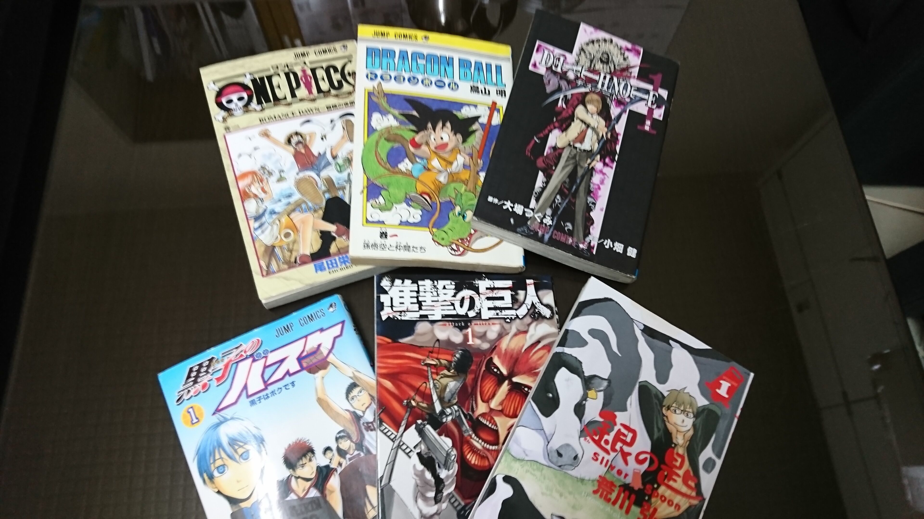 Libros tipo manga sobre una mesa.
