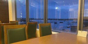 供應早餐及晚餐