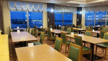 Breakfast and dinner served, ocean views