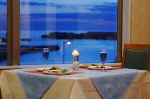 供應早餐及晚餐；海洋景