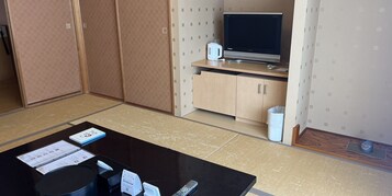 Caja de seguridad en la habitación y tabla de planchar con plancha 