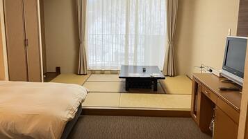 Japanese-style Quadruple Room, Mountain View | In-room safe, iron/ironing board, free WiFi, bed sheets