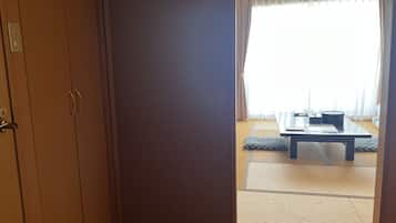 Habitación cuádruple de estilo japonés, vista a la montaña | Caja de seguridad en la habitación y tabla de planchar con plancha
