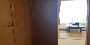 Quadruple Room gaya Jepun, Mountain View | Peti besi dalam bilik, seterika/papan seterika, Wi-fi percuma 