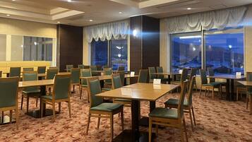 Frukost och middag serveras, med utsikt mot havet